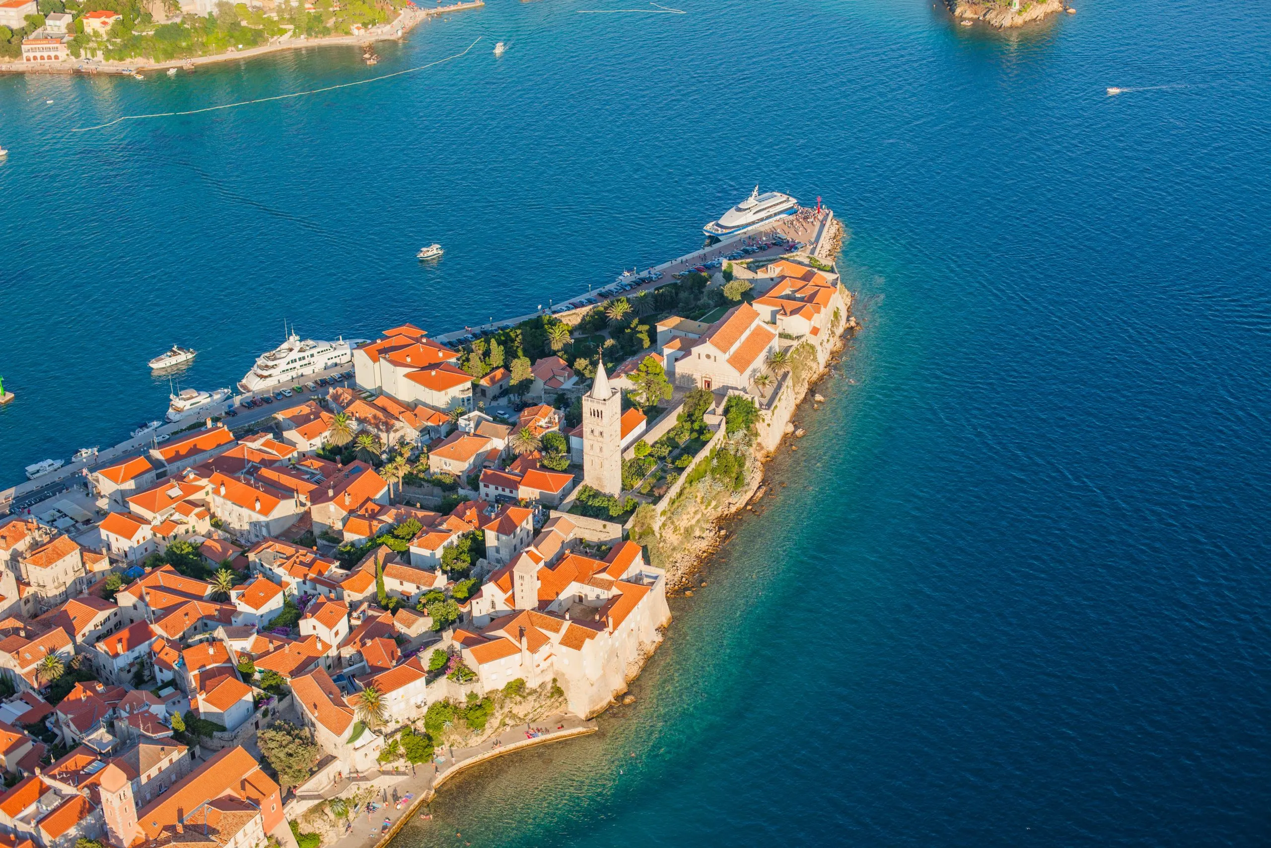 Luchtfoto van de kustlijn van Kroatië. Eiland Rab