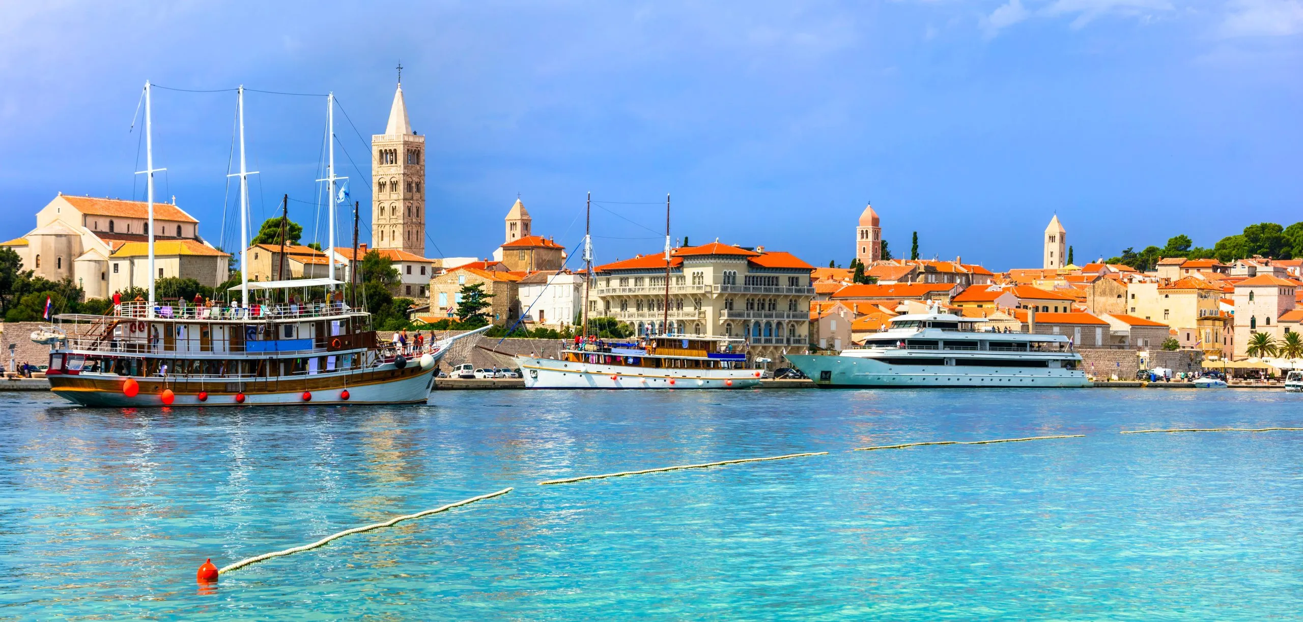 Schöne Insel Rab in Kroatien. Blick auf die Altstadt und das Meer
