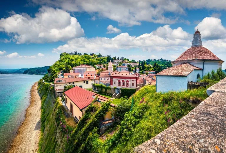 Lys udsigt over den gamle bydel i Piran. Strålende forårsmorgen ved Adriaterhavet. Smukt bybillede af Slovenien, Europa. Rejsende koncept baggrund. Storslået middelhavslandskab.