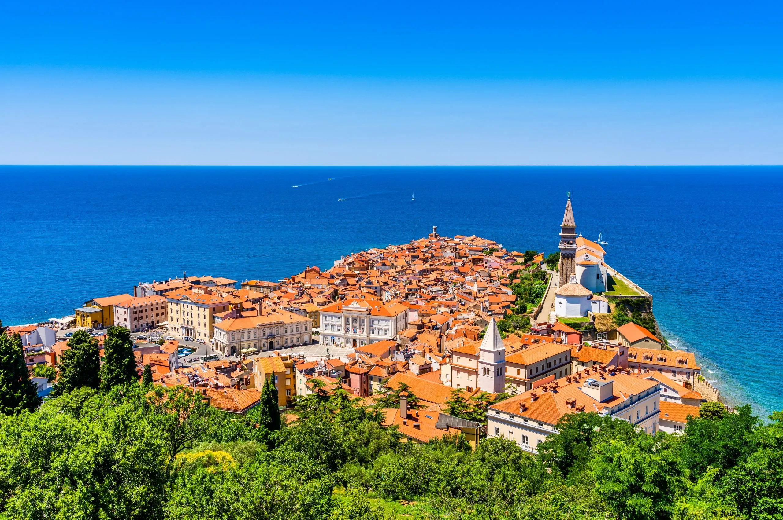 Iconische luchtfoto van de vissershaven van Piran, Slovenië aan de Adriatische Zee in de Middellandse Zee