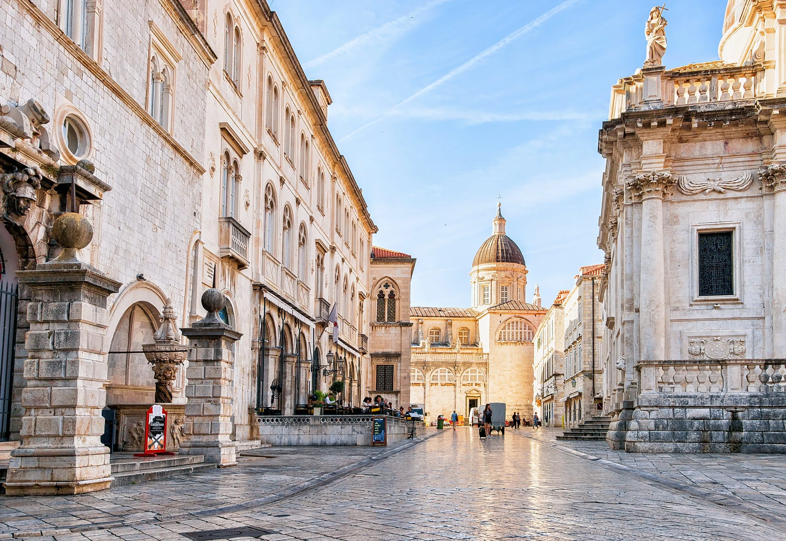 Mennesker ved Dubrovniks katedral i Dubrovniks gamle bydel