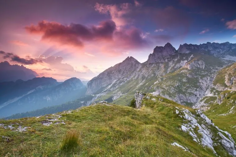 Sonnenuntergang in de slowenischen Alpen, berg Mangart Gipfel