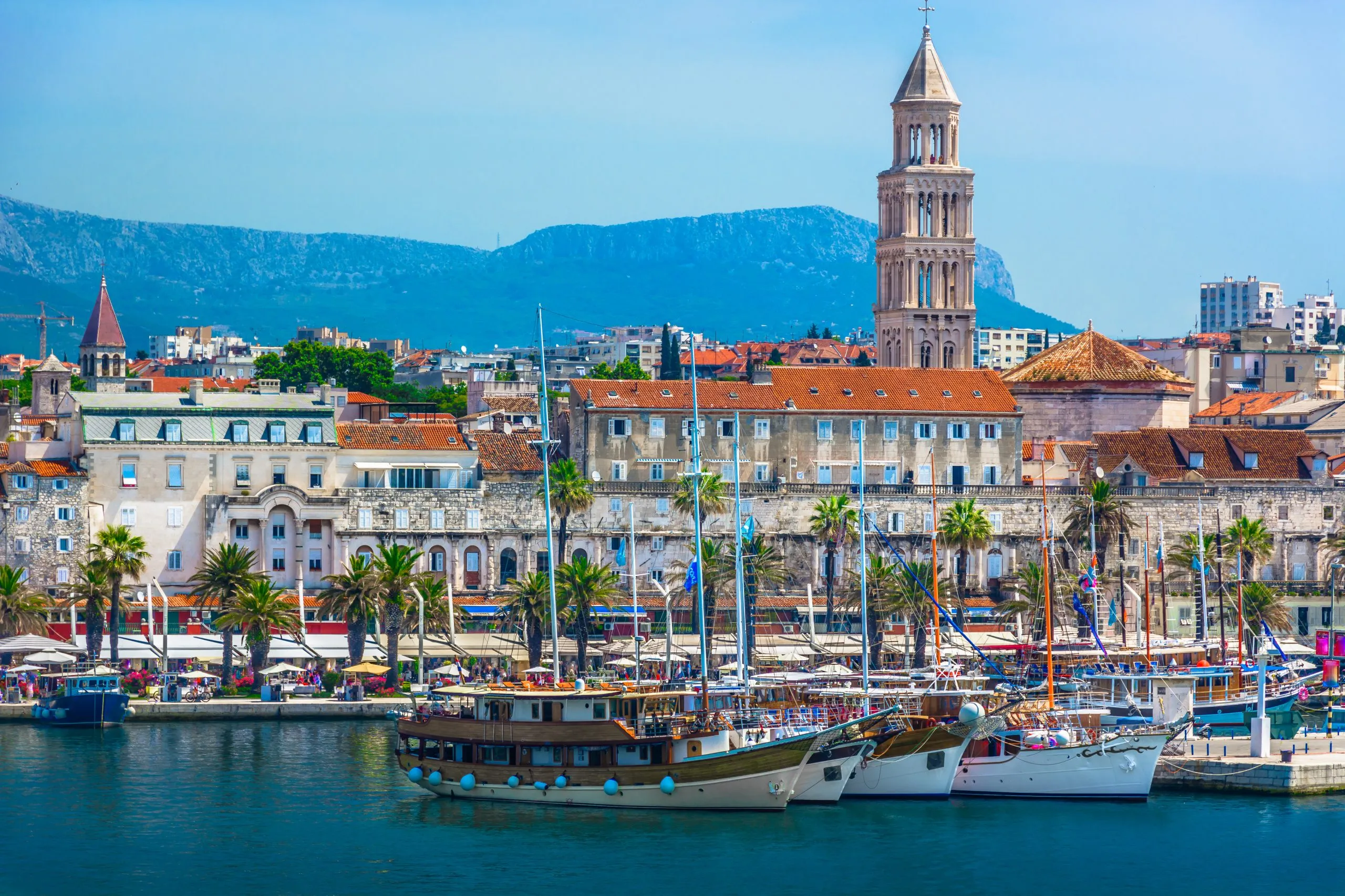 Split Kroatien Blick auf die Küste. / Blick auf die Altstadt von Split, Blick auf den Diokletianpalast von der Adria aus, Kroatien.