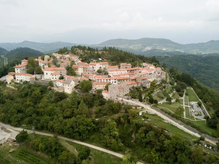 Štanjel (Stanjel; San Daniele del Carso) is een dorp op het Karstplateau in Slovenië.  Het dateert uit de prehistorie; in de 17e eeuw werd het versterkt om het te verdedigen tegen Ottomaanse invallen.