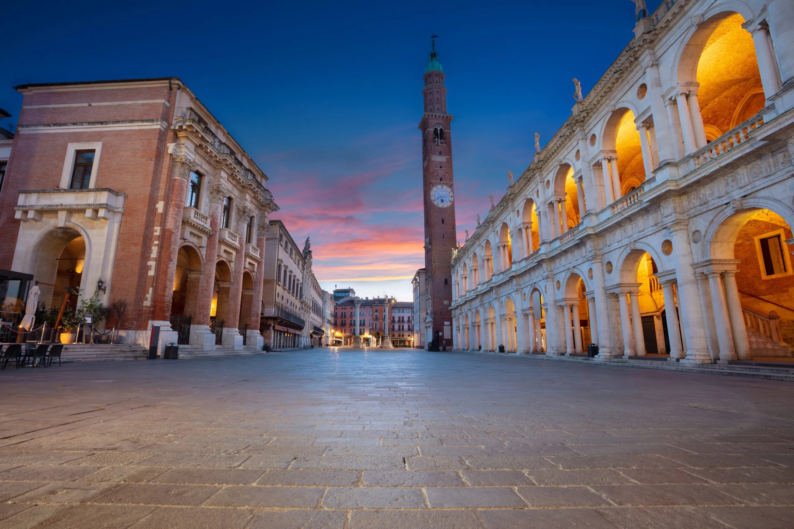 Vicenza, Italien. Stadtbild des historischen Zentrums von Vicenza, Italien, mit altem Platz (Piazza dei Signori) bei Sonnenaufgang.