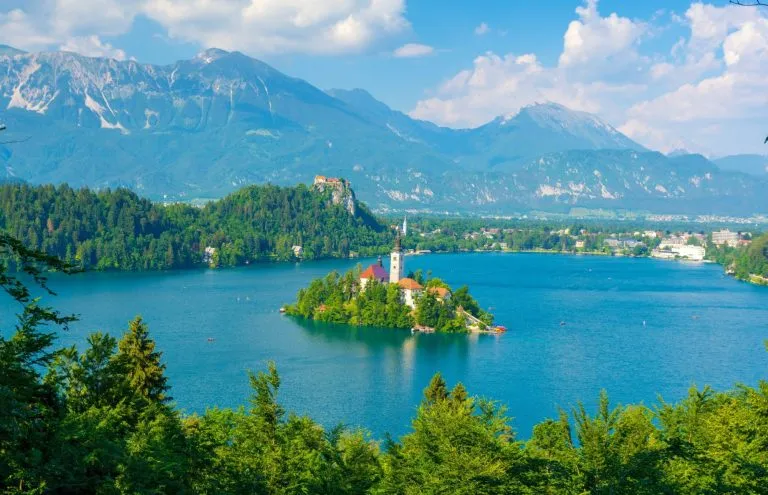 Blick auf den Bleder See und die julianischen Alpen in Slowenien